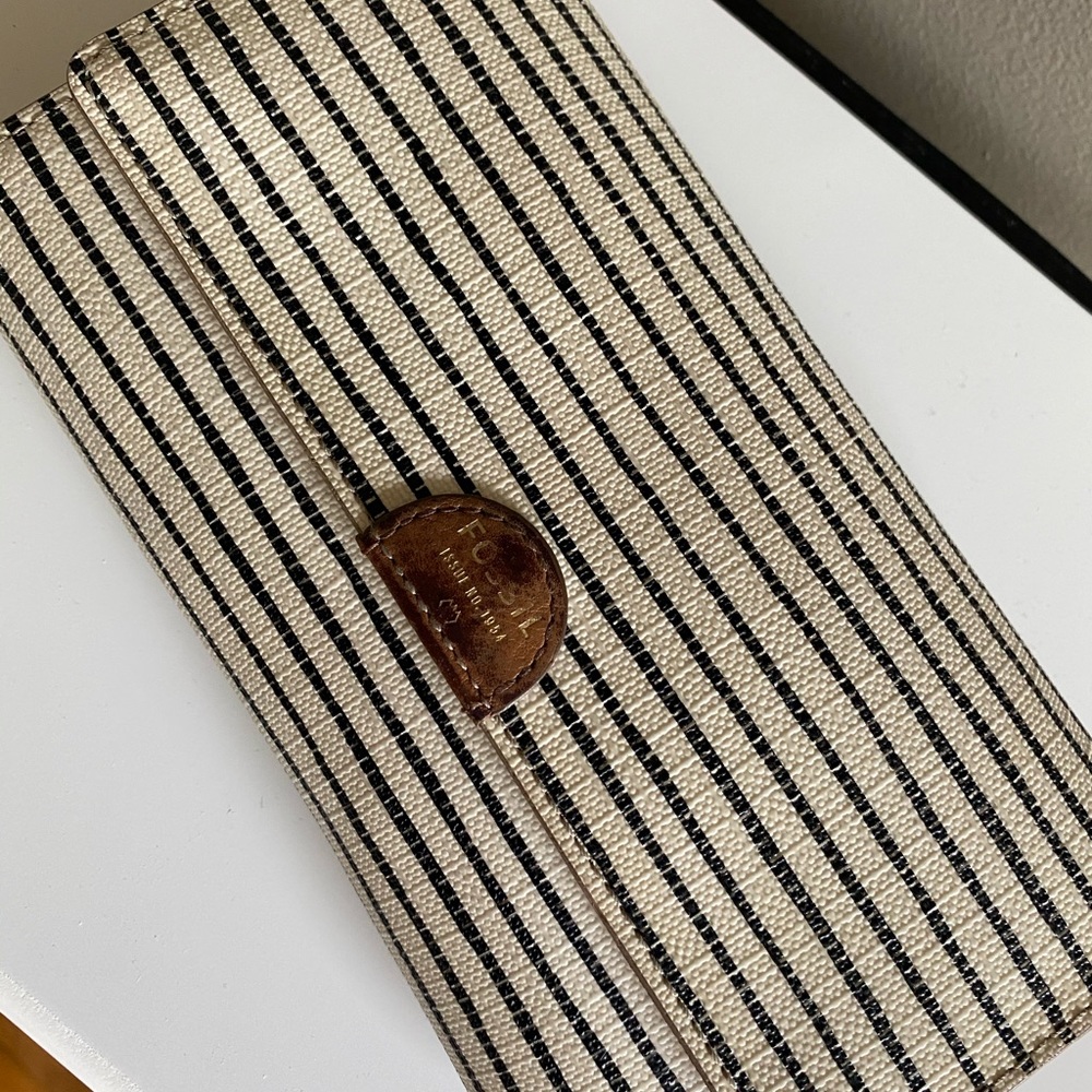 Fossil wallet with black/cream stripes, tan inside